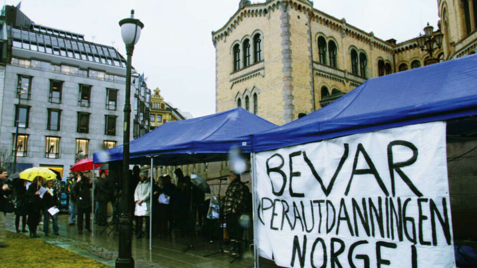 VIL IKKE DEMPE SEG: Operastudentene ved KHiO synger ut sin misnøye mot kuttene på operautdanningen.