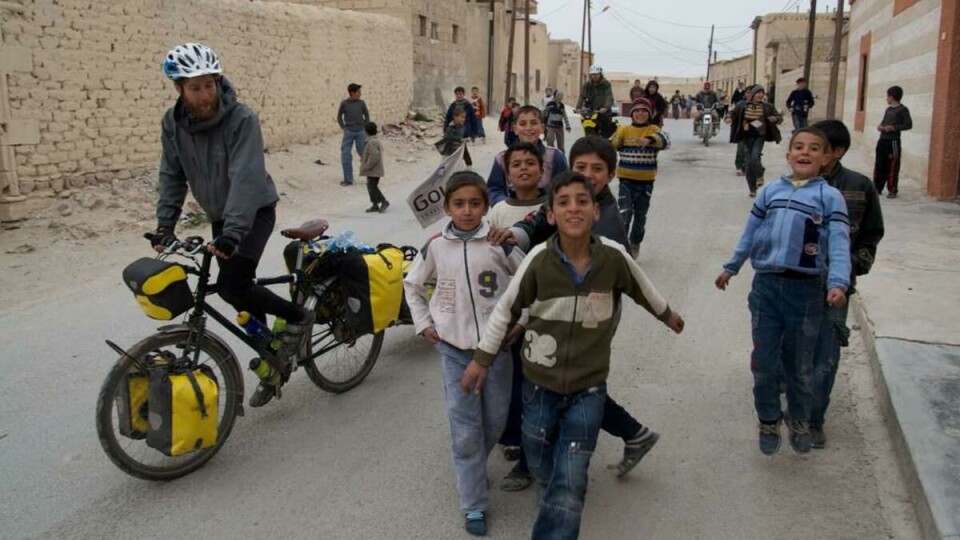 STOR STAS: Syria er det mest gjestfrie landet gutta har besøkt. Her gis Øyvind en overstrømmende velkomst av barna i en liten, syrisk landsby.