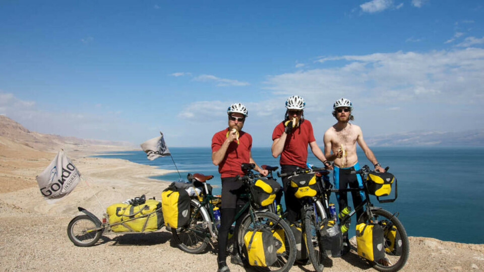 PUST I BAKKEN: Øyvind, Jørn og Andreas tar en velfortjent pause ved Dødehavet i Israel.