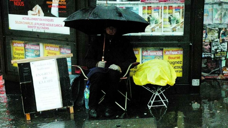 DOBBELT STREIK: Universitetet hans er stengt og denne filosofistudentene er også gått til sultestreik utenfor Sorbonne.