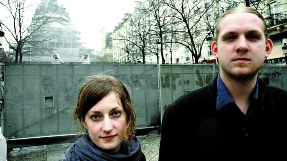 I PARIS: Inger Hammersmark Ulleberg og Isak Lekve studerer i Paris og har deltatt i demonstrasjonene. På sperringen bak dem står det (oversatt): «Politi overalt, ingen rettferdighet».