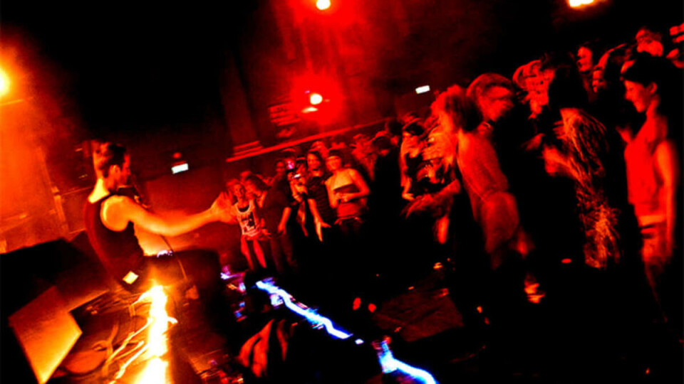 DANS: Nils Bech danser opp til dans. Og publikum danser opp til Nils Bech.