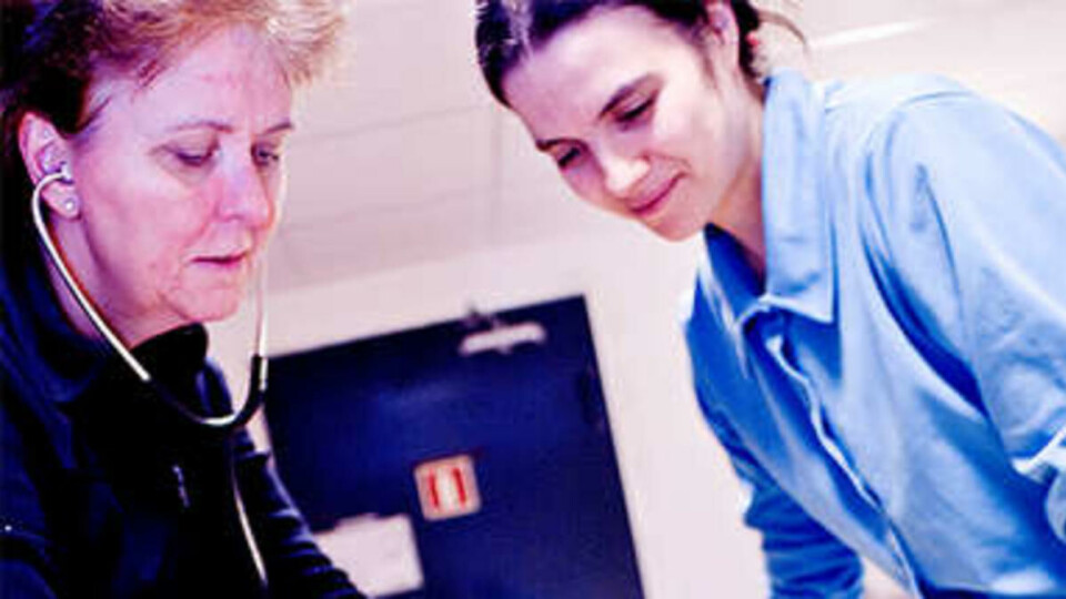 UHELDIG HUND: Har «Critical Care Jerry» hjertefeil, eller vann i lungene? Ved hjelp av en boks med elektronikk plassert inn i hundemodellen kan man stille inn de forskjellige lydene som kan høres via et stetoskop.