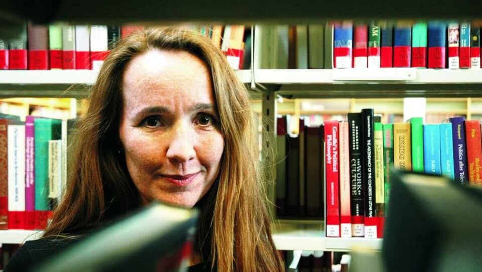 FORSKNING LAGT PÅ HYLLA: Tanja Winther avla doktorgrad på Det samfunnsvitenskapelige fakultet i desember 2005. Hun ønsker å forske ved fakultetet, men får ikke jobb.
-- Det er ingen ledige faste vitenskapelige stillinger jeg kan søke på, og derfor ser det dessverre ut som jeg nå må ut av Universitetet og finne en jobb et annet sted, sier hun.
Winther mener Universitetet taper på å ikke ha flere forskerstillinger tilgjengelige for stipendiatene.
-- Når man er ferdig doktorgrad har man en kompetanse på et område som nærmest ingen andre har. Det er synd om denne kompetansen går tapt fordi den ikke kan brukes til konstruktiv forskning, sier hun.