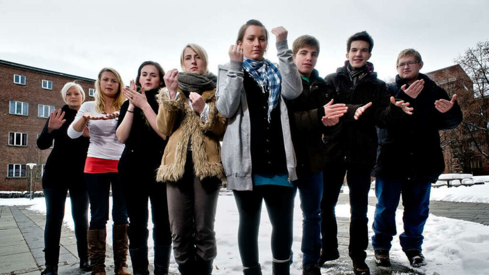 FRUSTERTE: – Slik staves «Ikke legg ned tolkestudiet» på tegnspråk, sier tegnspråkstudentene Synne Opsal, Marthe Ødegård jr., Rannveig Øygardslia, Heidi A. Bjerke, Eivor Berg, Lars Petter Lindman, Marius Berg Eide og Asbjørn Tveit.