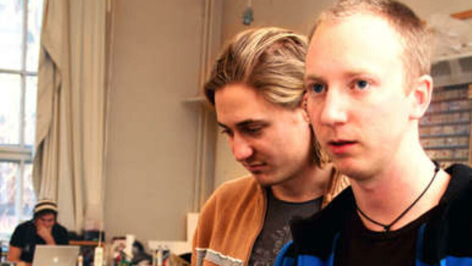 NEDSKALERT: Interiørstudentene Erik Matzow og Christoffer Angell viser frem en minimodell av Stockholms-standen.