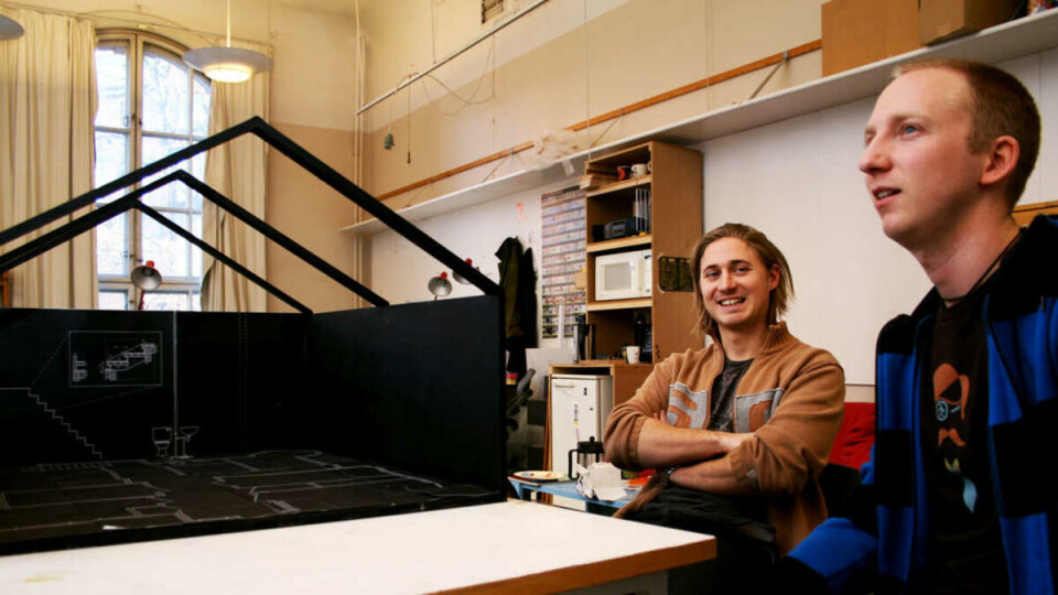 VIL SPRENGE GRENSER: KHiO-studentene Erik Matzow og Christoffer Angell vil ikke forenkle seg for industrien - men synes likevel det er ok å stille ut i butikk.