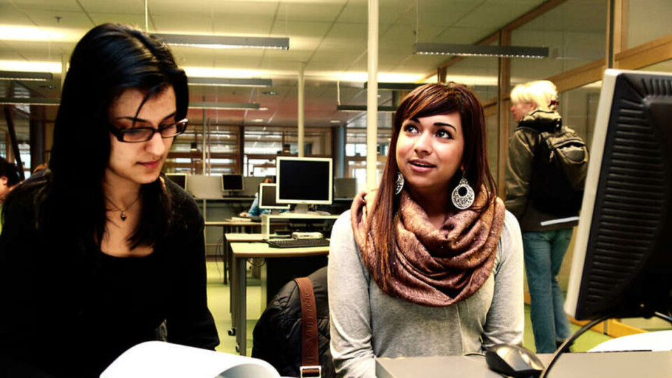 URETTFERDIG: Ramsha Syed og Aisha Ahmed syns ikke det er greit dersom de må betale for sine medstudenters hærverk på Ål.