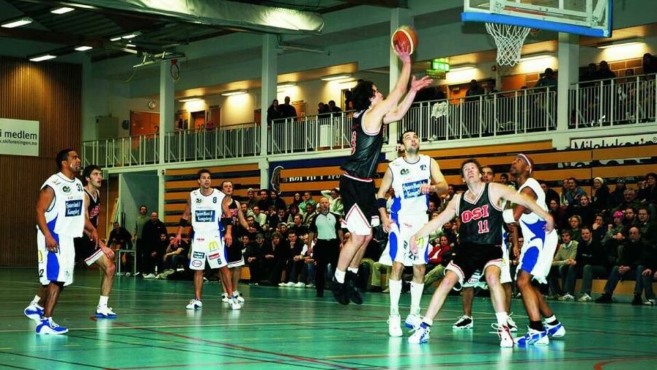 WHITE MAN CAN JUMP: Martin Grønn, fem pingviner og vel to hundre frammøtte ser Filip Skumsvoll legge den hjem.