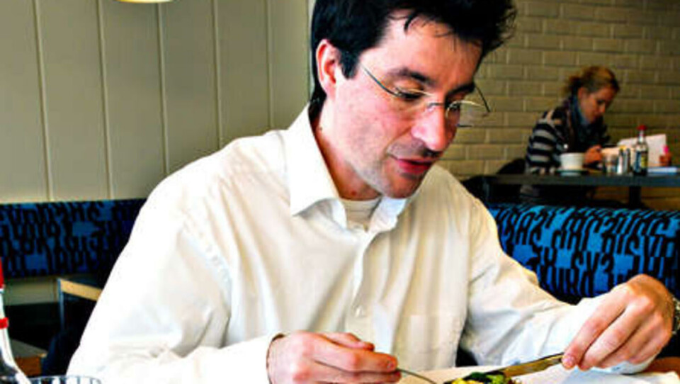 SJEFENS MÅLTID: Kyllingwok, eller om du vil; kylling på en seng av nudler med ris som toppes med valgfri dressing eller saus. Hvitt kjøtt er sunt, ifølge Studentkafeenes administrerende direktør, Alain Clérambault.