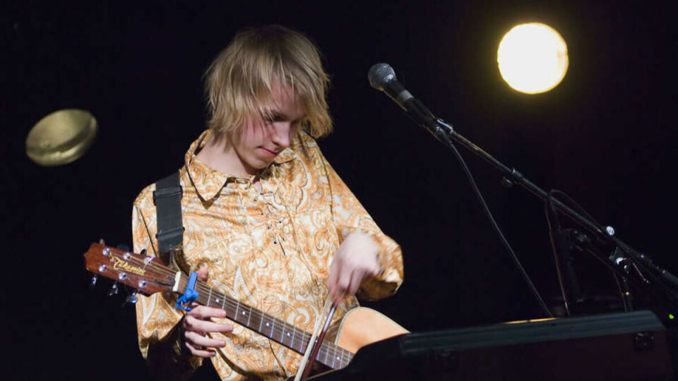 BUE PÅ GITAR: Einar Stray gjør som sine forbilder i Sigur Rós.
