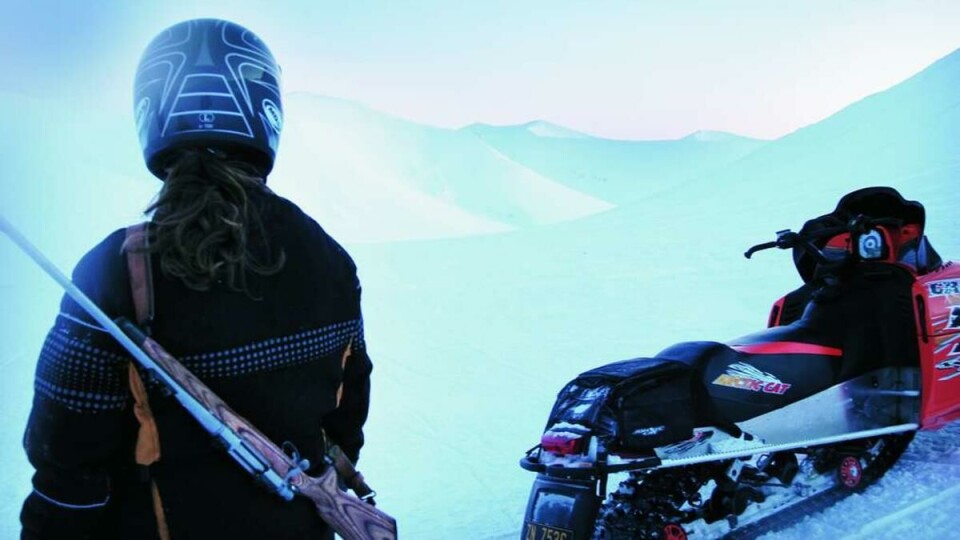 UTSTYRET I ORDEN: Scooter og rifle er del av grunnutrustningen på Svalbard. På fritiden driver Margit med pistolskyting for å få lov til å kjøpe revolver. Den gir mer bevegelsesfrihet på scooteren.