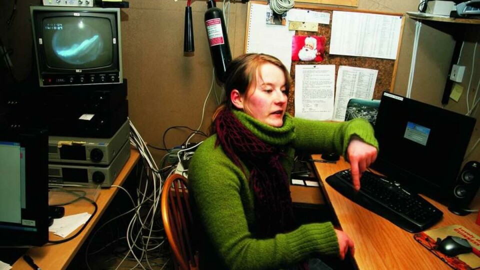 KOMPLISERT: Elektromagnetiske bølger, partikler som kolliderer og en hel rekke feilkilder. Margit forklarer doktorgradsoppgaven like mye med håndbevegelser som med ord.