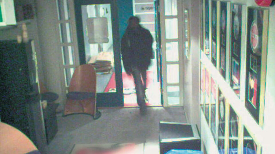 AVSLØRT: Et overvåkningskamera fanger opp den hovedmistenkte i aksjon. Bildet er ikke tatt på AHO.