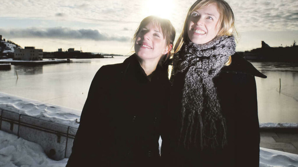 SERIØST AMATØRKOR: Vibeke Matre (t.v.) og Sigrid Skeide startet Kling Kokos for to og et halvt år siden. -- Jeg tror grunnen til at vi har kommet såpass langt kan være den uhøytidelige stemningen i koret, samtidig som vi tar musikken seriøst, sier Skeide.