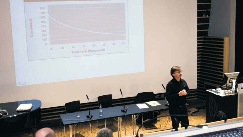 FOREDRAG: I det nyopprettede debattforumet Gjenlyd på NMH, viser Mats Clausson her til boka _The Long Tale_ av Chris Anderson, når han forsøker å forklare kunstmusikkens forutsetninger i dag.