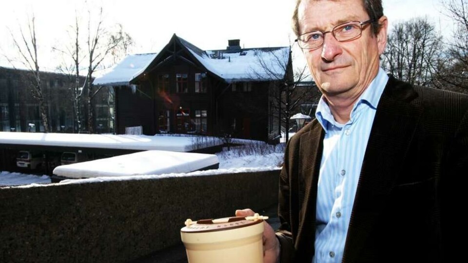 STILTE OPP: Rektor Geir Elllingsrud bar bøsse under Studentparlamentets innsamlingsaksjon.