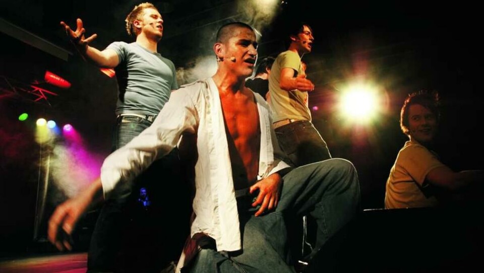 BOYBAND: -- På byen er vi konger, men i senga er vi bønder, synger BI-skuespillerne. BI-revyen _Twist som faen_ spilles på Studentenes Hus til 11.mars.
