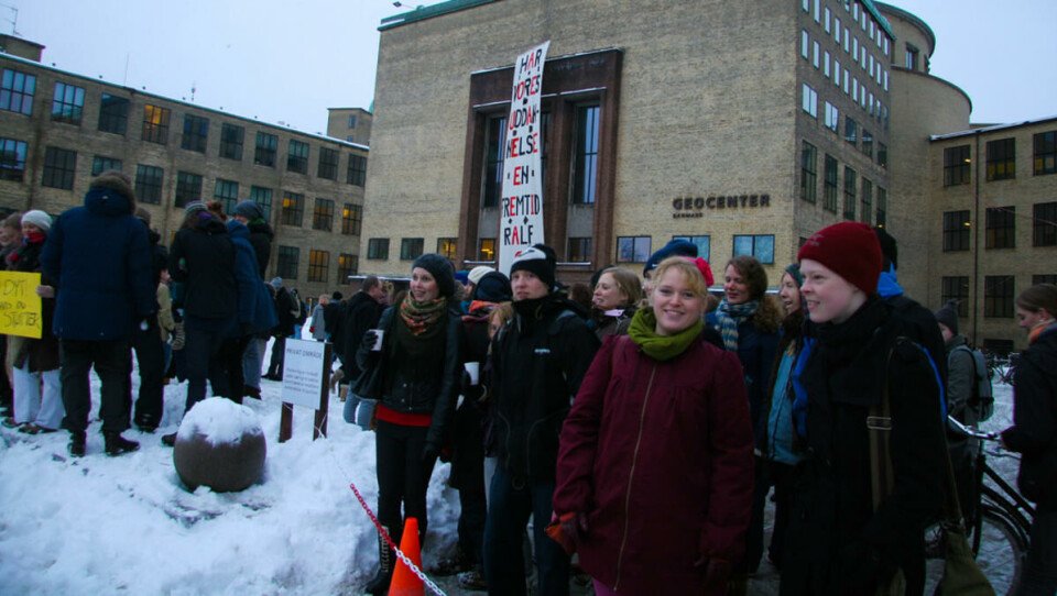 UTE I KULDEN: 400 aksjonister sperret i går studenter og ansatte ute fra Institutt for Geografi og Geologi. FOTO: Creative Commons / Andreas Christoffer Lundegaard