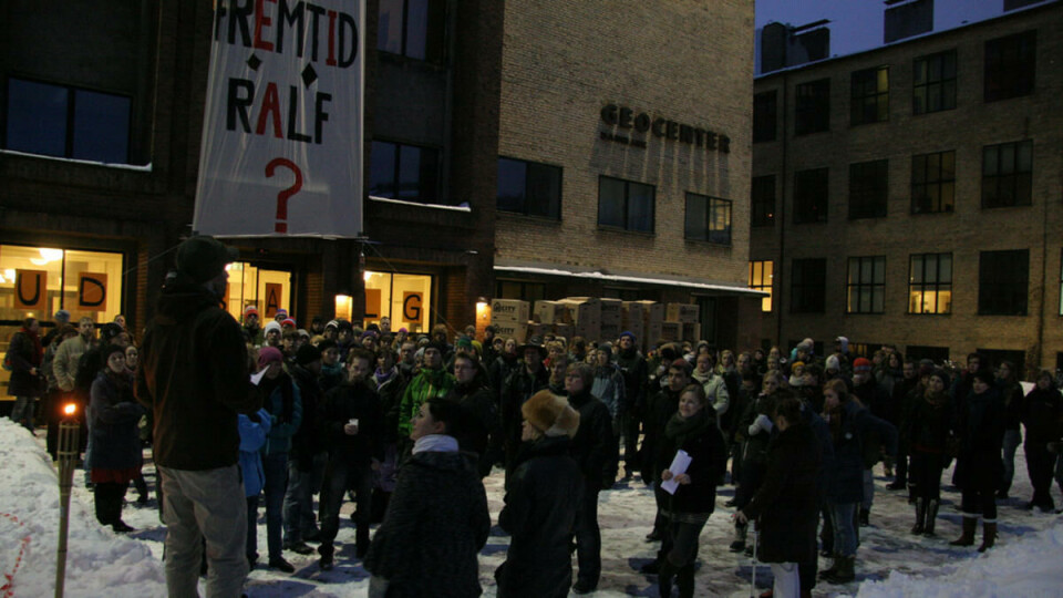 UTE I KULDEN: 400 aksjonister sperret i går studenter og ansatte ute fra Institutt for Geografi og Geologi. FOTO: Creative Commons / Andreas Christoffer Lundegaard