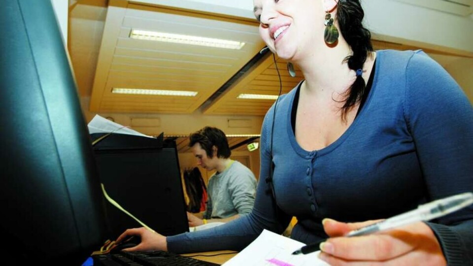JOBBER MYE: -- Inntektsgrensen bør enten fjernes helt, eller ihvertfall økes betraktelig, sier Marthe Kaasa Færø. Hun har tid til venner, er engasjert i
studentaktiviteter, har B i snitt og deltidsjobb ved siden av studiene.