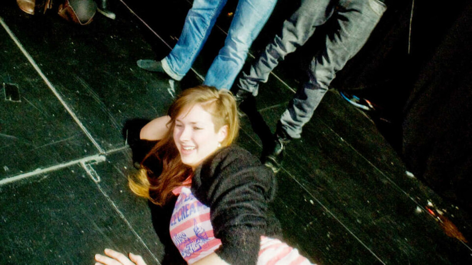 FIKTIV HYTTETUR: Improvisasjonsøvelsen «Marius’ magiske bildeøvelse» er en slager. Her er et «lysbilde» fra den oppdiktede hytteturen. Bak Sofie Rustøy, Yvonne Prytz, Herman August Børresen og Amir Shaaen. Foran Solveig Maria Nes i en helt vanlig positur.