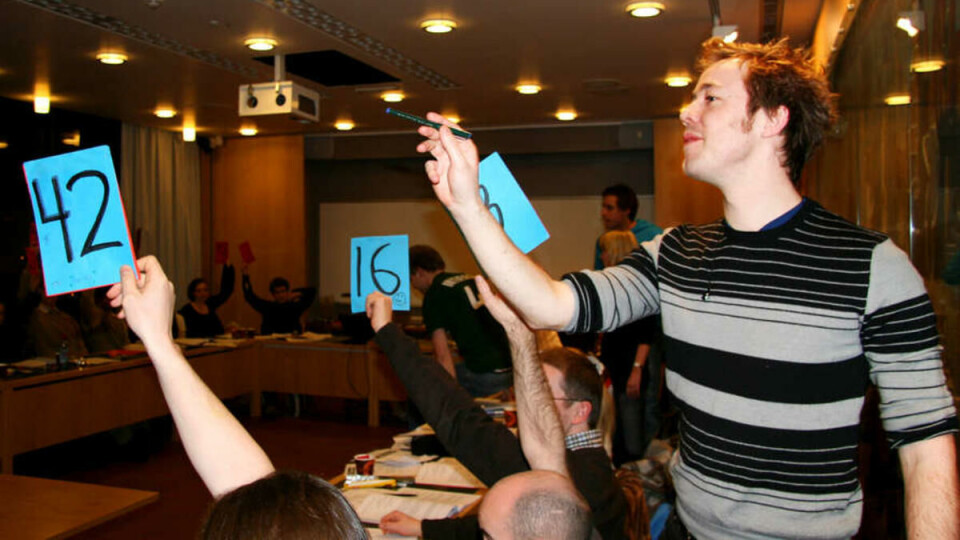 STOR OPPSLUTNING: Studentparlamentet i Oslo vedtok enstemmig den nye valgordningen, i håp om større oppslutning rundt neste parlamentsvalg. Til høyre: SP-leder Heine Skipenes som teller stemmene.
