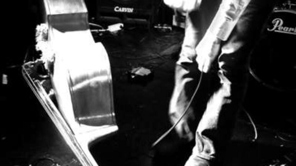 BASSISTEN: Kjetil Birkenes sjekker om alt er bra med instrumentet sitt før han og resten av Kavaleriet løfter 10-årsjubileet til nye stormfulle høyder.