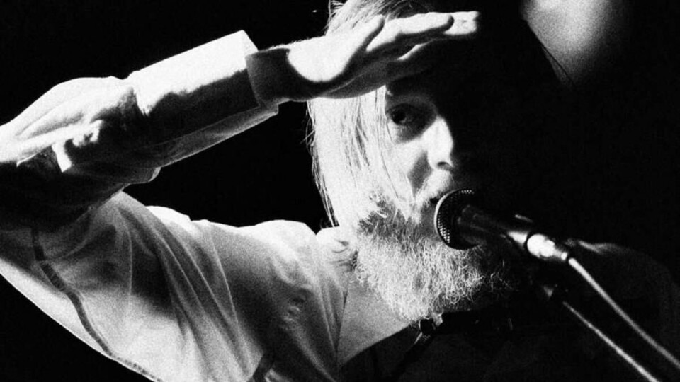 STOLT KAPTEIN: Kjetil Birkenes, vokalist og bassist i bandet Kavaleriet skuer ut over publikum som om de er hans mannskap i skuta Amatøren.