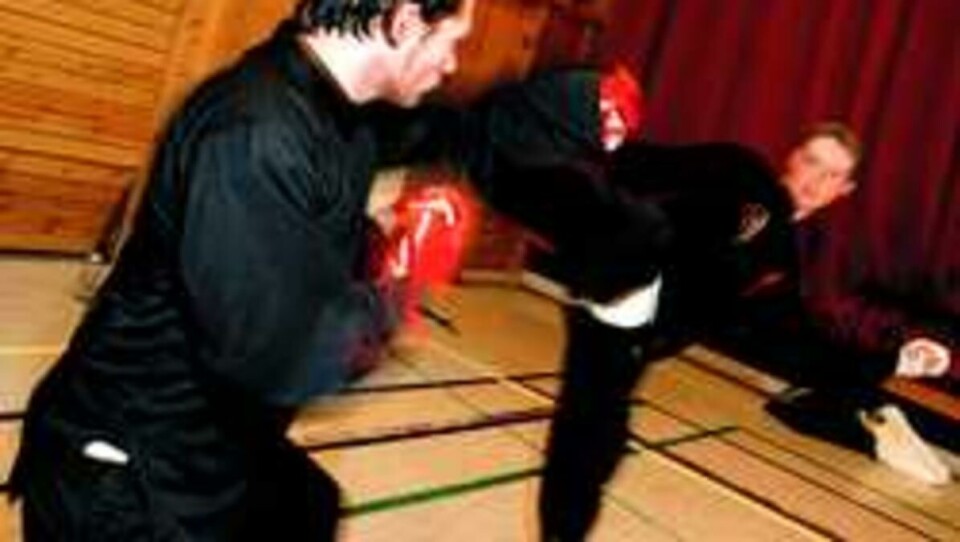 IKKE FILMTRIKS: Hovedinstruktør Mansour Najafi, og hans Kung Fu–lærlinger i trenger verken taljer eller grafikkort for å utfordre tyngdekraften.