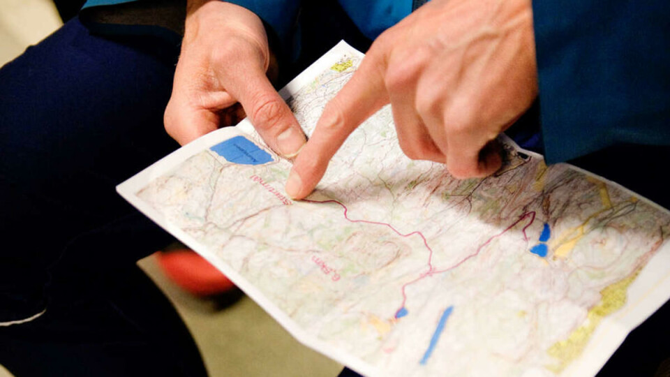 SKJEBNEN: OSI-trener Øivind Due Trier orienterer laget om hvor turen skal gå. Man skulle tro tre kilometer utgjør en fin tur, men for denne gjengen er det bare oppvarming.