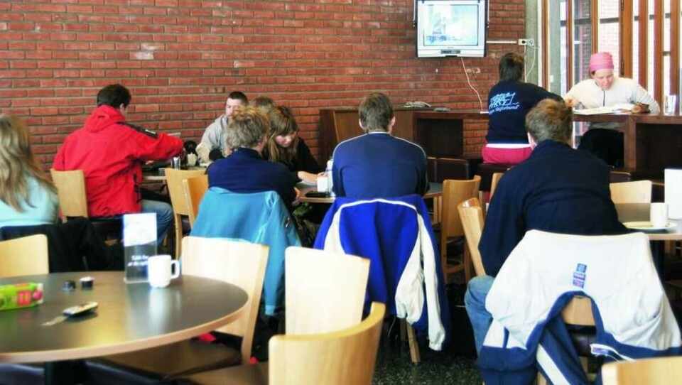 OL-TV: Studentene samles foran skjermen.