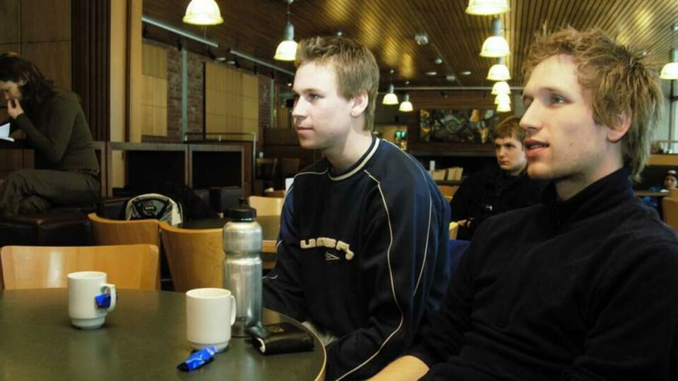 SKUFFENDE: Den store OL - stemninga uteble på Idrettshøgskolen. Kanskje en blanding av fyllesjuke studenter og hjelpeløse norske langrennsløpere med kladder under skia var med på å skape det labre engasjementet? Henrik Hoel Olsen og Yngve Rogstadkjærnet tror det.