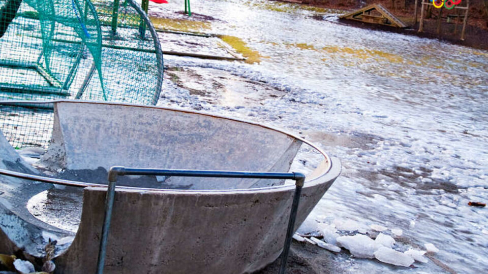 FRÅ SKATERAMP TIL BRYTERING: --Vi brukar den til brytering, fortel ungar på Evje Barneskule om skaterampen dei har fått frå AHO.