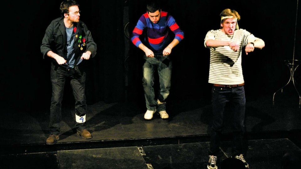 HVORFOR IKKE? Jan Fredrik Braseth, Robin Sverd og August Fabritius midt i et homoerotisk slow motion-hesteløp hvor alle får smake pisken.