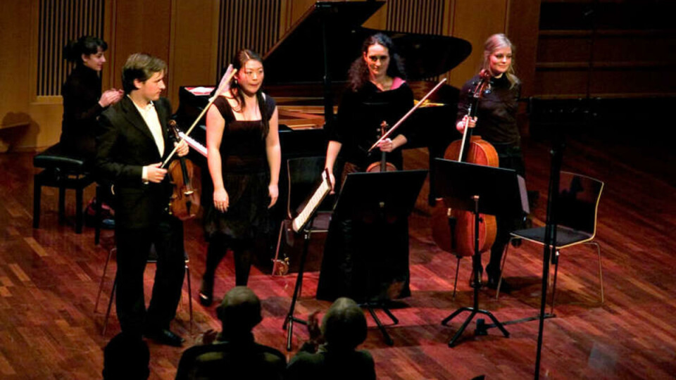 VINNERNE: Denne kvartetten vant 70 000 kroner etter å ha fremført et stykke av Mozart og et av Brahms. Fra venstre: Bjarne Magnus Jensen (fiolin), Jie Zhang (klaver), Benedicte Christine Anne Royer (bratsj), Inga Byrkjeland (cello).