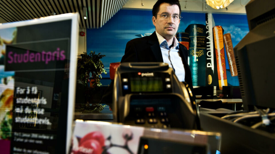 STRAMMER INN: Leder for studentkafeene Alain Clerambault har jobbet med å få det nye systemet på plass i åtte måneder. Fra og med januar kan kunder uten studentbevis ved universitetet vinke farvel til rabattene.