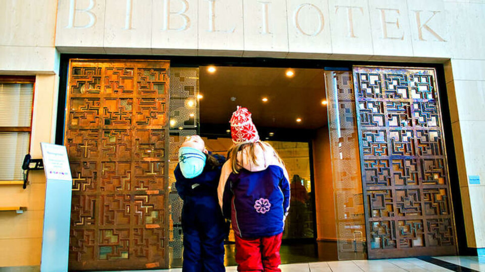 SKEPTISK: -- Jeg liker bedre Deichmanske bibliotek nede i byen, sier Anna L. Kongshaug. Sofie Viddal er imponert over takhøyden i hallen på biblioteket.