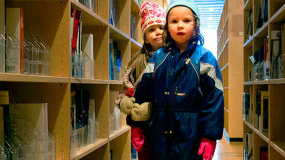 LESEKYNDIGE: Anna L. Kongshaug og Sofie Viddal inspiserer Universitetsbiblioteket. Begge har begynt å lese, men det det er lite lesestoff som lokker her.