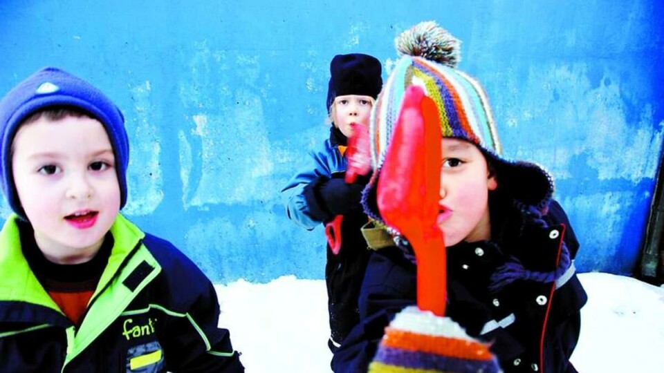 SNØKRIG: Ferdinand (fra venstre), Nore og Oliver i Bamsebo studentbarnehage er mer opptatt av å leke enn av hva som skjer et snøballkast unna dem.
