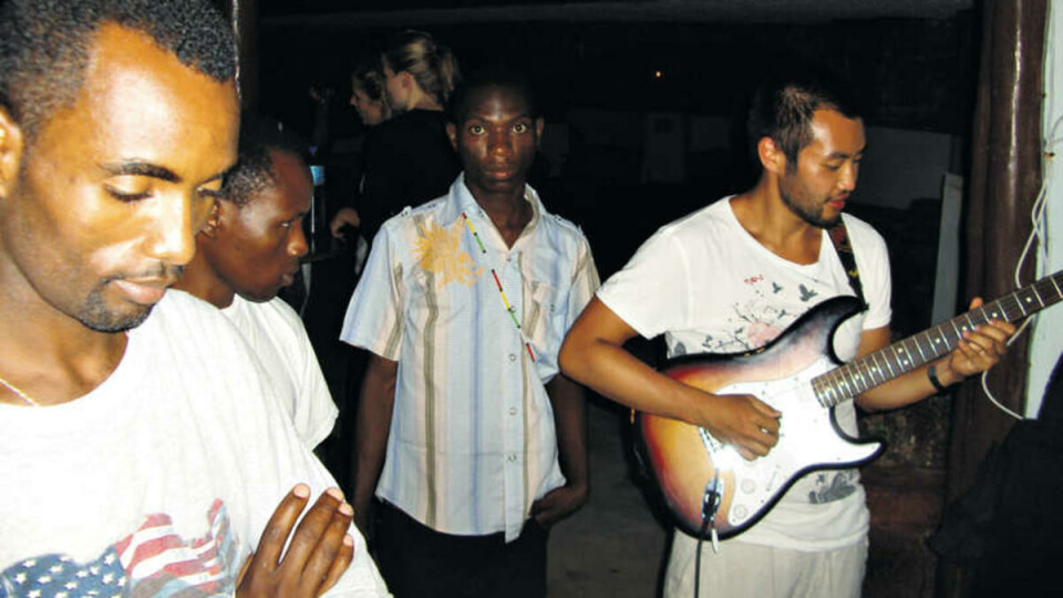 MED SKO: Stian Larsen (t.h) fant fort ut at barbeint gitarspilling ikke var noe særlig i Tanzania.
Foto: Privat