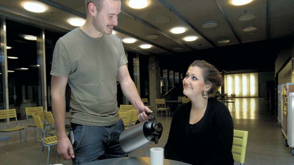 KAFFESLABBERAS: Jørn Are Vigestrand Berge og Synne Bergby fra Studentutvalget ved AHO håper at foredragsrekken «Påtår» kan bli et friskt og uformelt innslag.