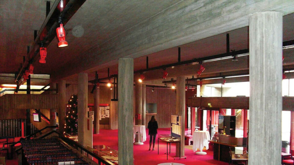 MULTIFUNKSJONALISME: Foajeen fungerer som garderobe, konsertsal, lesesal, café og lounge.