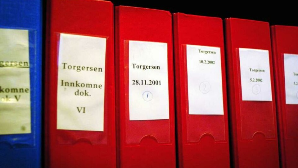 SYSTEM I GALSKAPEN: Halve plassen i jusprofessor Ståle Eskelands bokhyller på kontoret tas opp av dokumenter fra Torgersen-saken. -- Det nærmer seg arbeidsinnsatsen man legger ned i en doktorgrad, forteller han.