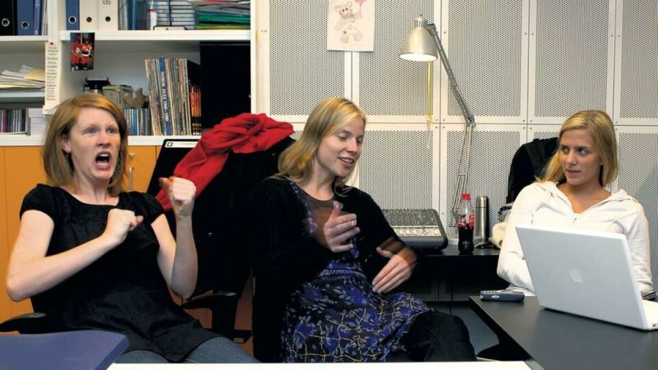SYNLIGE SANGERE: Anja Eline Skybakmoen, Ingrid Stige og Julie Lillehaug Johnsen fikk ikke bare være sangere i Tanzania, de måtte lære seg noen dansetrinn også. --Vi skulle være synlige, ler Anja.