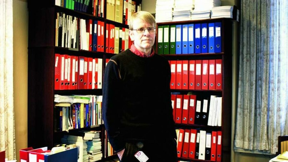 METER PÅ METER: Professor i strafferett Ståle Eskeland har nok permer med dokumenter fra Torgersen-saken til å nå opp til taket på et treetasjers hus.
