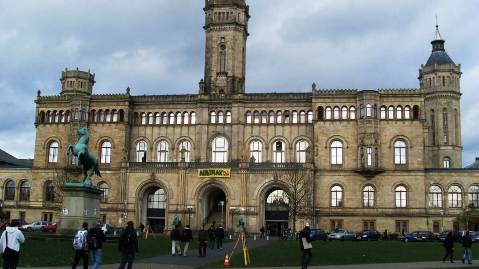 LEIBNIZ UNIVERSITET: Oppkalt etter filosofen, matematikeren og bibliotekaren Gottfried Wilhelm Leibniz (1646 - 1716). Slottet, som er universitetets hovedbygning, ble påbegynt i 1857 som bolig for Hannovers kongefamilie, Welfen. Men Preussen veltet det Hannoverske kongedømmet i 1866, og dermed stod bygget tomt i over ti år, før Det kongelige tekniske universitet flyttet inn i 1879.