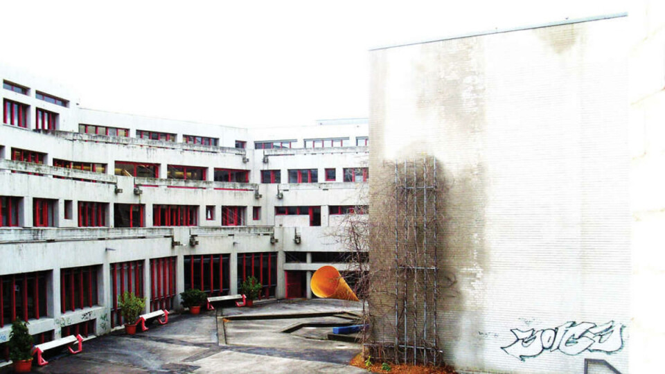 BETONGBOKS: Arkitekten for Hannovers Musikkhøgskole skal visst ha tenkt at det skulle være et inspirerende sted for kunststudentene å være. Det er ikk alle som er enige med ham. Forøvrig er skolen formet som et øre -- hvis du ser det ovenfra.