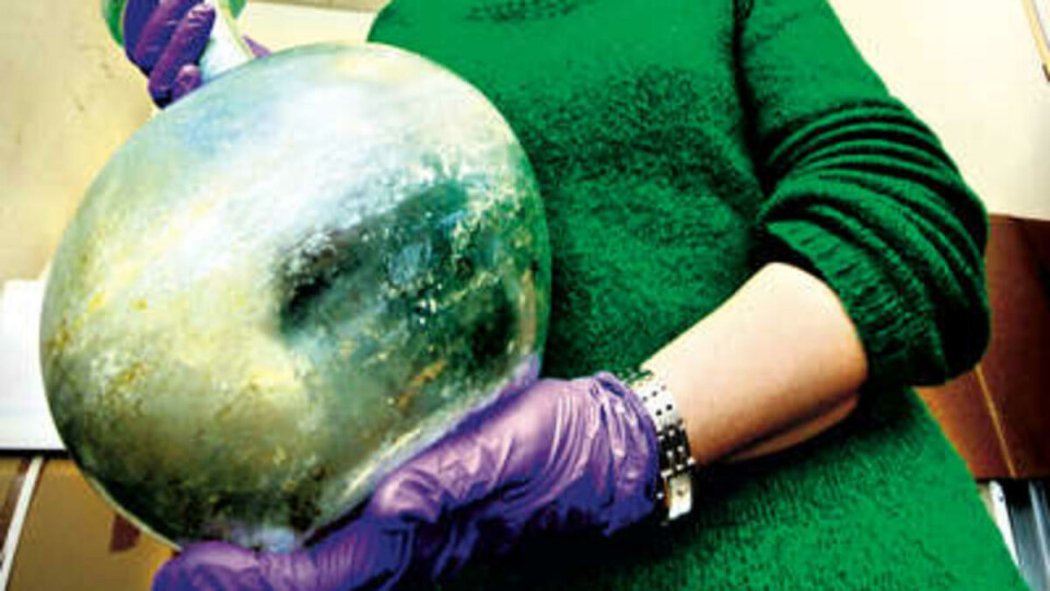 STOLT: Marina Prusac er glad for at man nå får vist fram deler av den spesielle samlingen. Her holder hun en romersk vase.