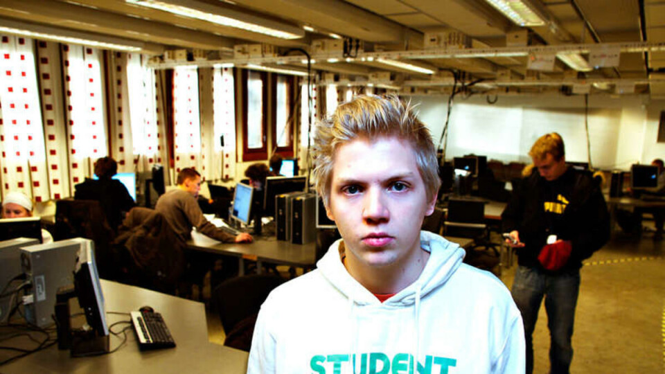 -- UHOLDBART: Informatikkstudent Håkon Bogen mener at vannlekkasjen kunne ha endt i en katastrofe. -- Ledelsen burde beklage hendelsen, sier han.